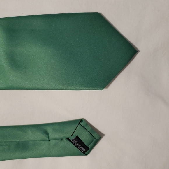 Men's Green Tie - Picture 2 of 4